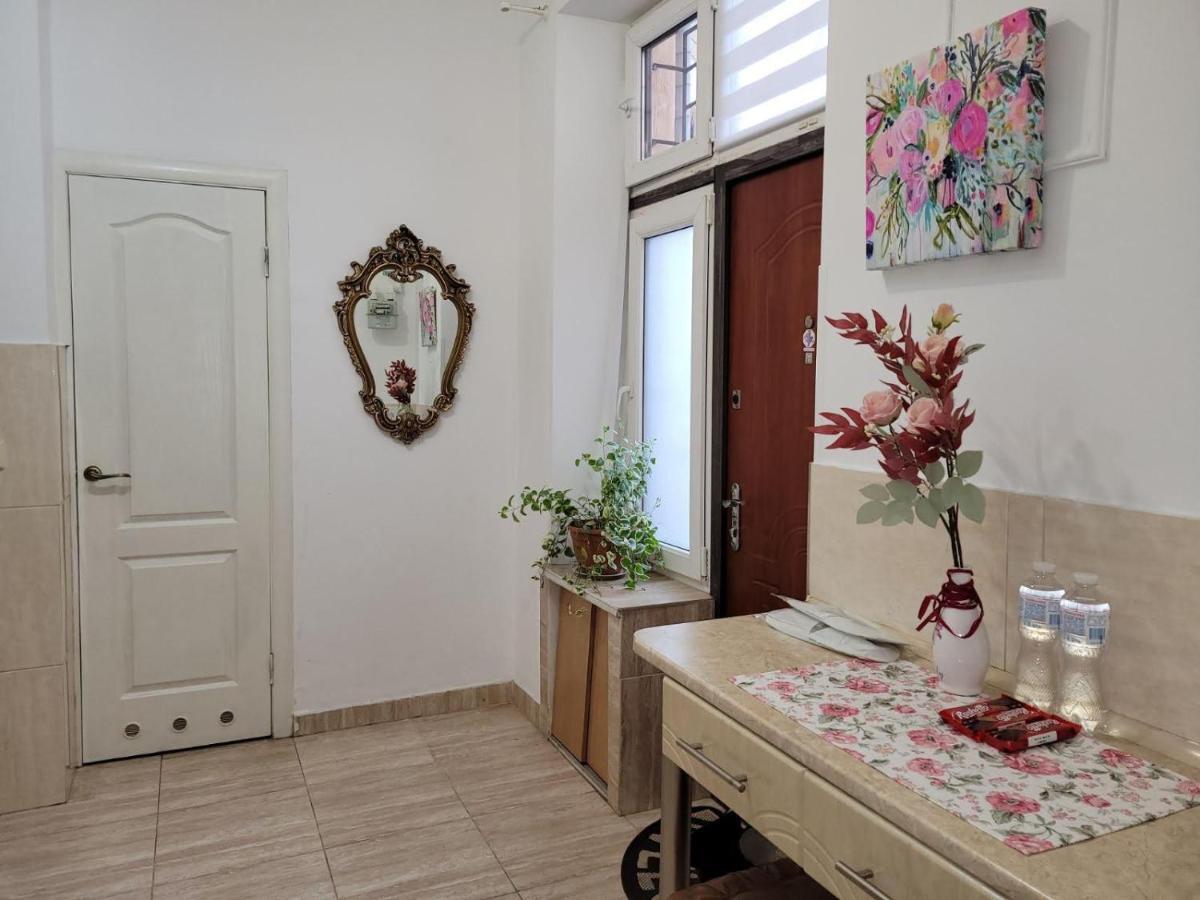 Central Apartment On Rynok Square Лвив Екстериор снимка
