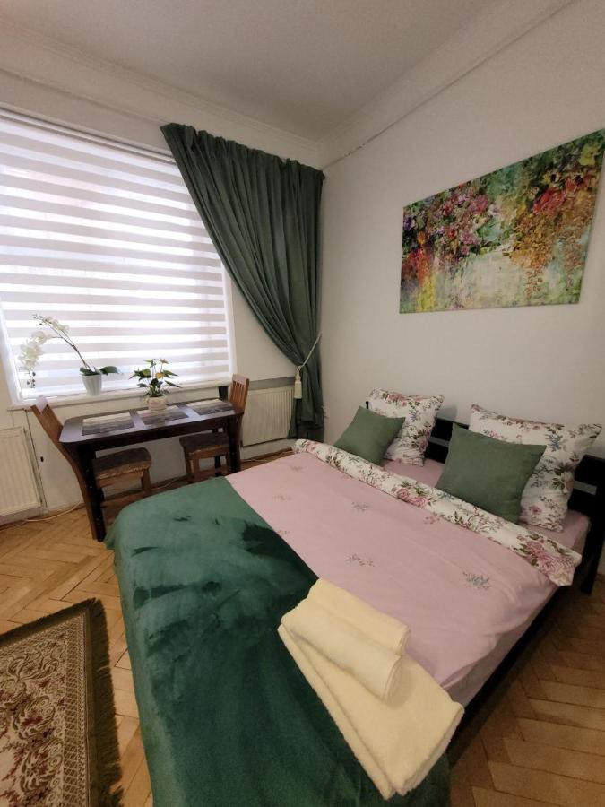 Central Apartment On Rynok Square Лвив Екстериор снимка